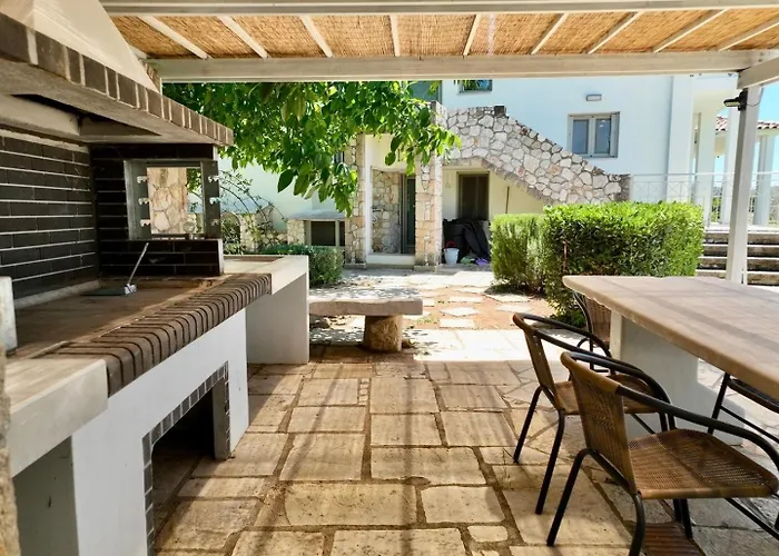 Vakoufia Villa *